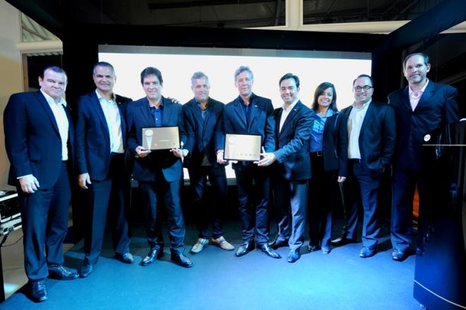 Diretores da CVG recebendo as placas de certificação Classe A pela equipe da GM representada