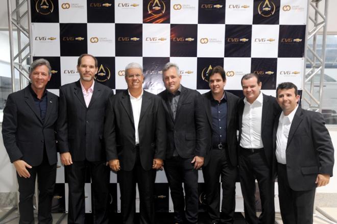 Leonel Guimarães (diretor CVG), Reinaldo Vignoli (Representante Regional Chevrolet Serviços Financeiros), Geraldo Aguiar (empresário ), Saturnino Guimarães (diretor CVG), Leôncio (diretor CVG), Laerthe Silva (Gerente regional do Banco GMAC/Minas) e Adriano Lacerda (gerente de vendas CVG Ponte Nova)