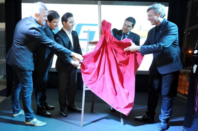 Momento do descerramento da placa de Inauguração