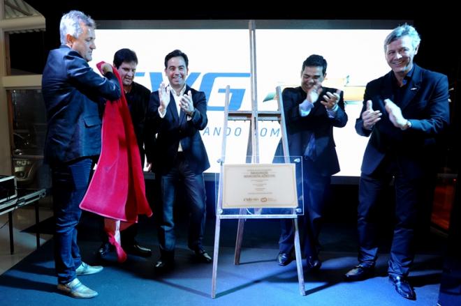 Momento do descerramento da placa de Inauguração