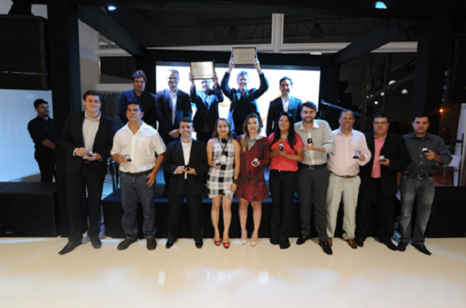 Homenageados recebendo os pins Classe A junto aos  diretores