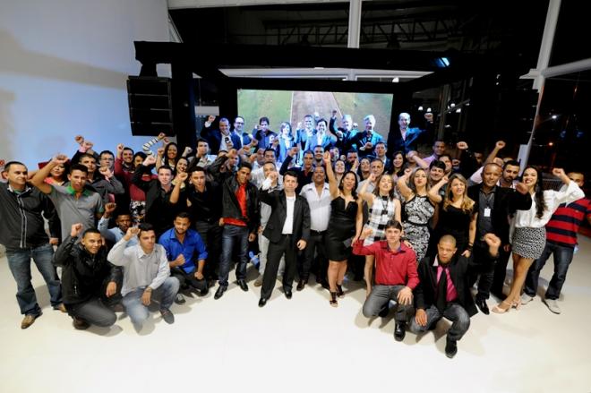 Corpo de colaborados do Grupo CVG juntos aos diretores e representantes da GM celebrando o recebimento da classificação A 
