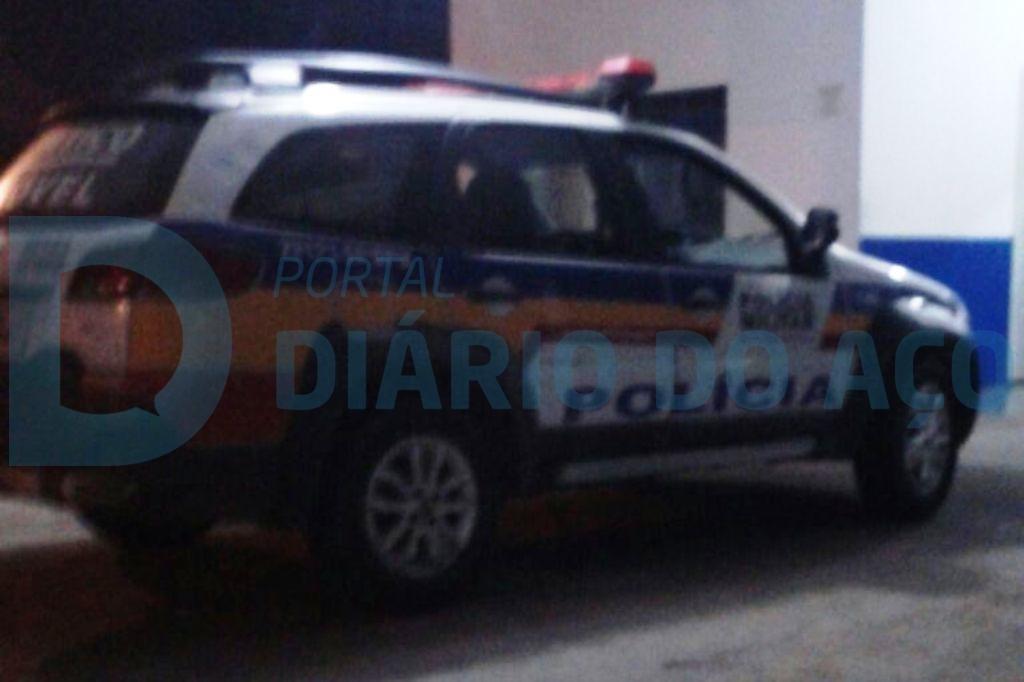 Uma das viaturas da PM chegou a ser atingida pelo carro dos autores em fuga