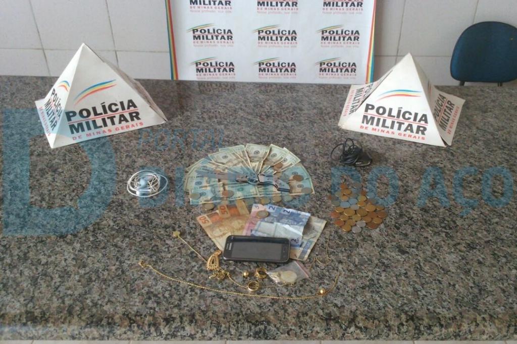 O material roubado, na casa das vítimas, foi totalmente recuperado pelos policiais miltiares