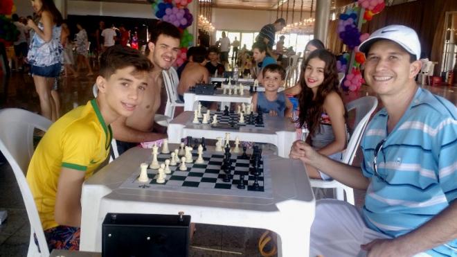 A família Perdigão aproveitou o momento no clube para jogar partidas de xadrez