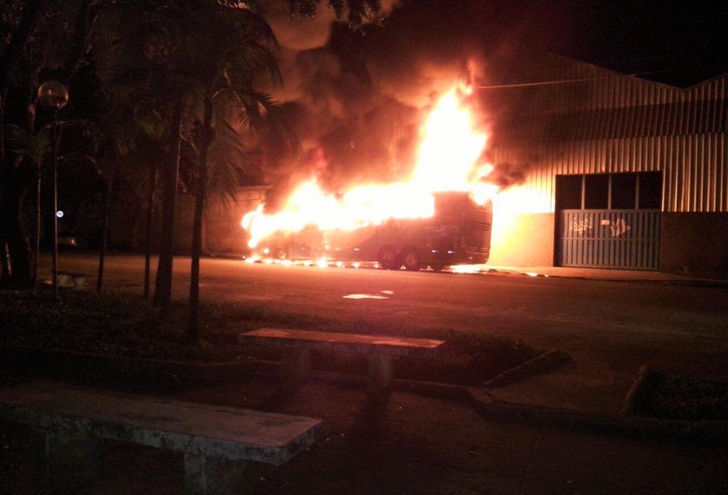 Suspeita-se que pane elétrica levou ao incêndio que destruiu ônibus