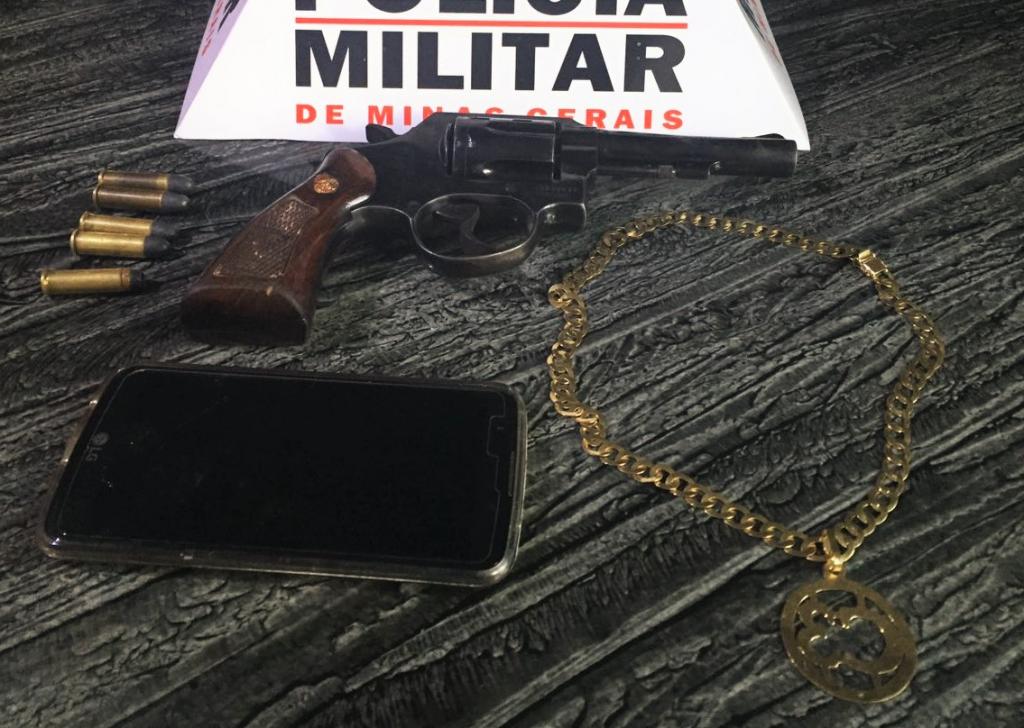 Na casa alvo de uma operação policial foi apreendido esse revólver, celular e cordão 