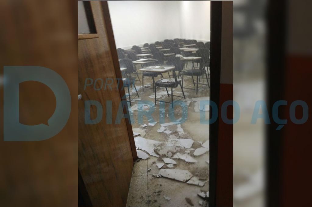Esta sala teve a queda de uma parte do teto de gesso e foi alagada, após a tubulação de água se romper
