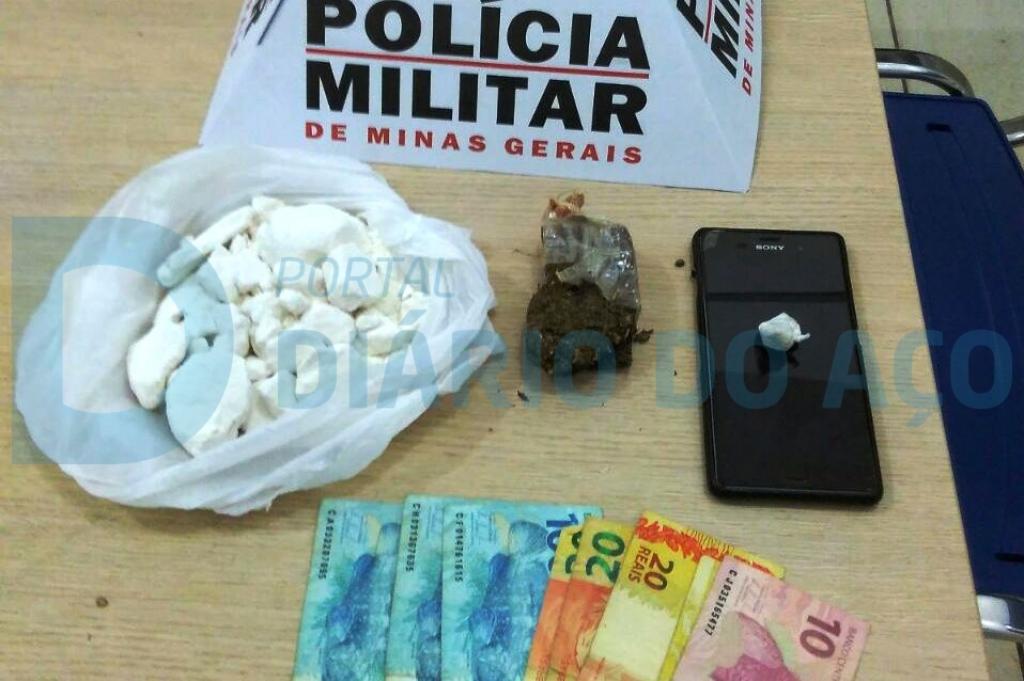 Porções de cocaína e de maconha foram apreendidas com o garupa de um mototaxista