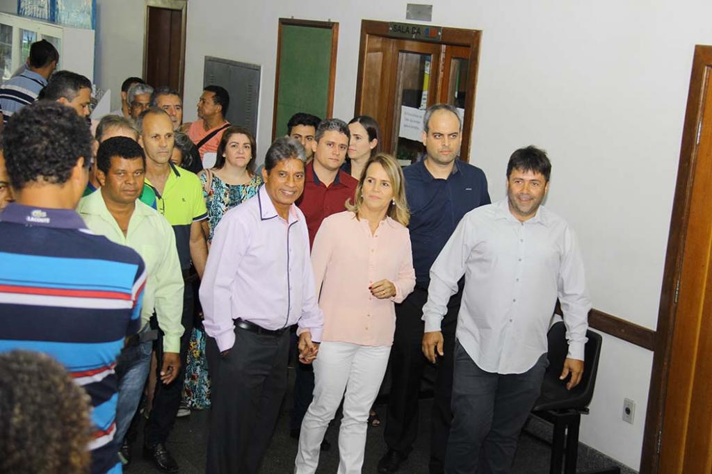 Luzia Teixeira chegou acompanhada por militantes, seu vice e pelo marido, o ex-prefeito de Paraíso, Kim