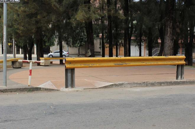 Defensa metálica chama a atenção de quem passa pela praça 
