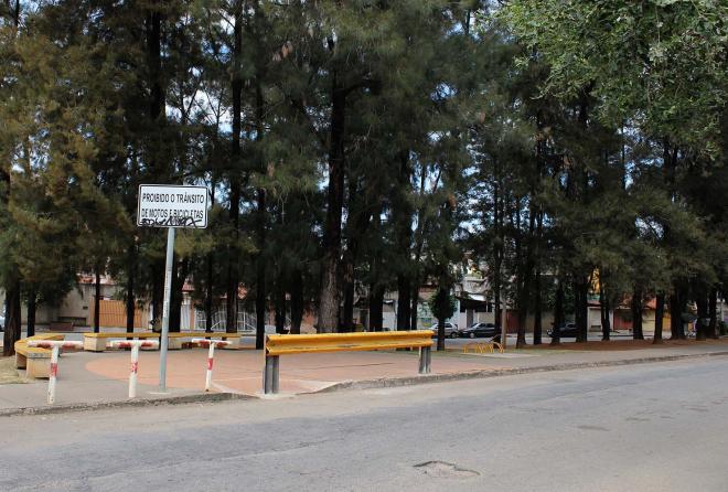 Motoqueiros usavam rampa para trafegar na praça, reclamam usuários do espaço público