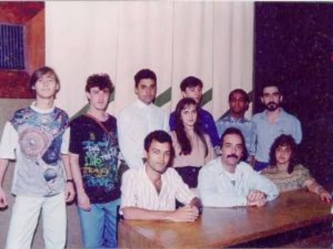 Luiz Omar e equipe na extinta Rádio Catuaí, em Manhuaçu, nos anos 90. Em pé: Michel Ângelo, Marcos de Carvalho, Alex Ferreira, Fabiana Tavares, Mércio Miranda, Eduardo Satil e Edilson Rodrigues. Sentados: Júlio Oliveira, Luiz Omar e Patrícia Mágnis