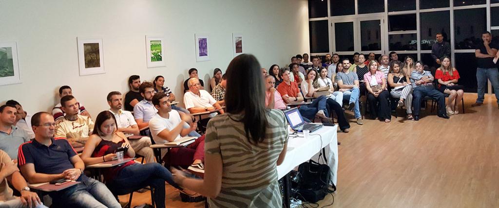 Hoje são 115 lojas abertas e outras 93 vazias. Nada menos que 12 já fecharam as portas após a implantação da cobrança no estacionamento”, afirma representante dos lojistas
