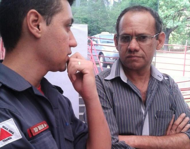 O diretor pedagógico da escola, Cláudio Lopes, acompanha as atividades 