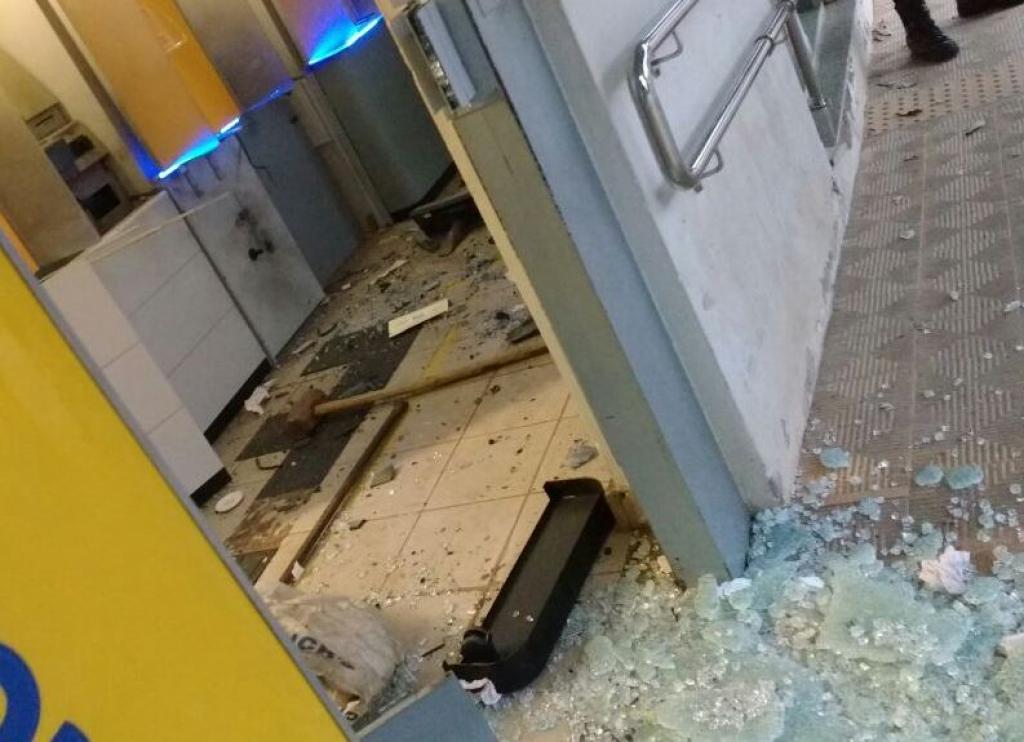 Polícia procura pistas de arrombadores que explodiram agência bancária em Coroaci 