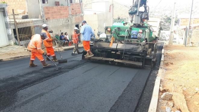 As obras de pavimentação na principal via do Zé Pedrinho são acompanhadas de perto pelos moradores