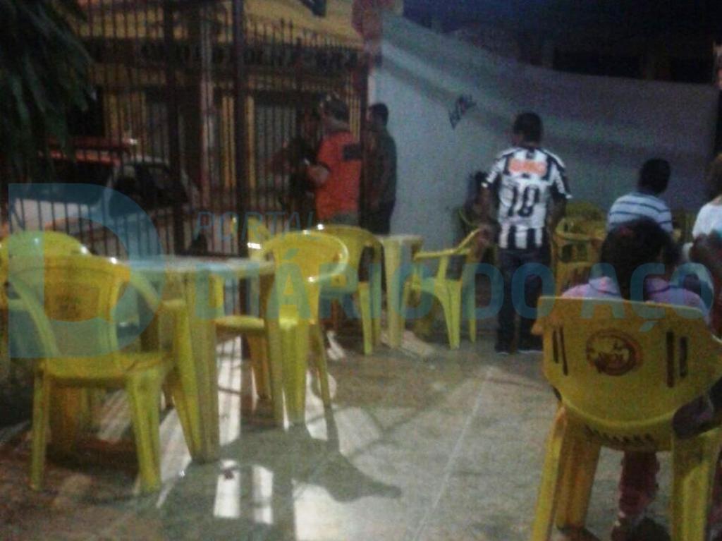 Nesta lanchonete, bandidos roubaram o proprietário e ainda um cliente que estava no local