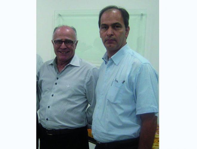 O homenageado Luiz Gonzaga (à esquerda) e o atual presidente do Sicoob Vale do Aço, Flávio Leal