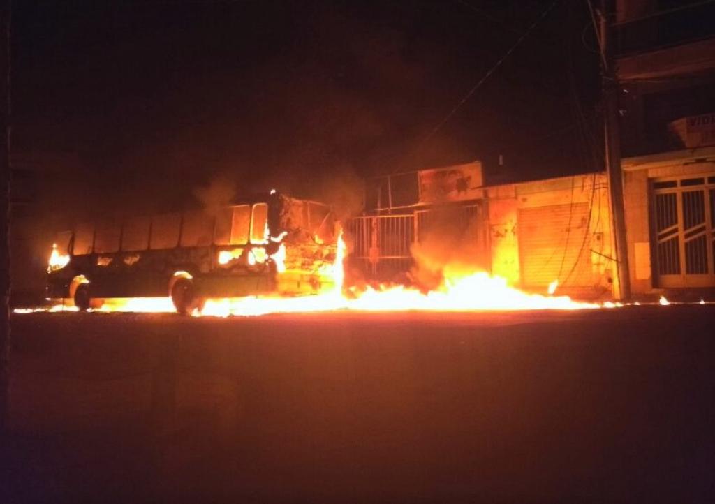Ônibus estacionado no Centro de Ipaba foi incendiado por motoqueiro desconhecido 