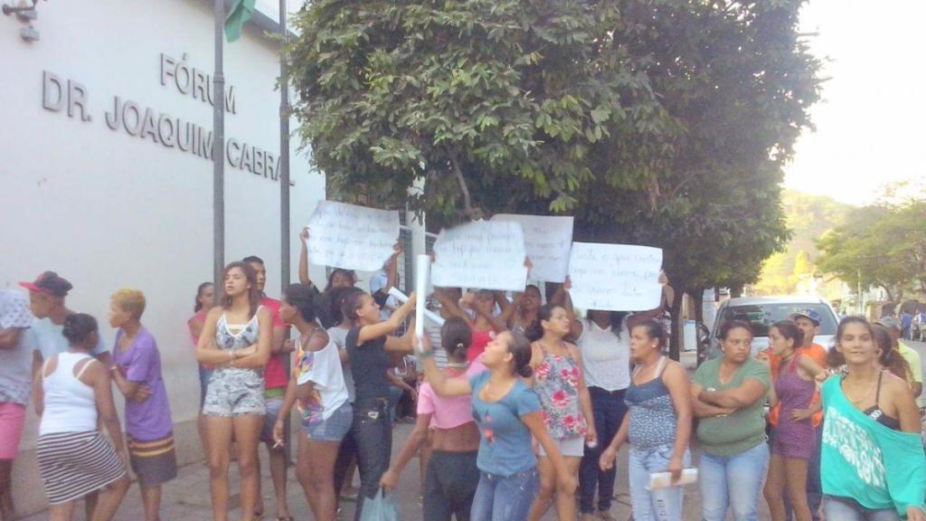 Tentativa de linchamento - População enfurecida faz protesto em frente a cadeia e fórum de Manhumirim