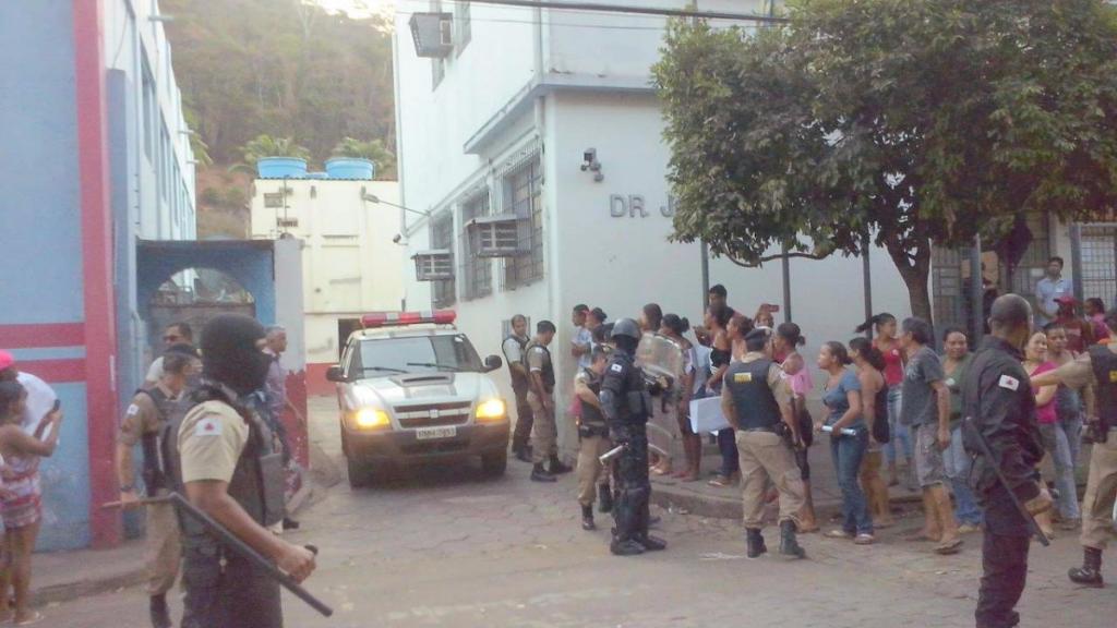 População enfurecida faz protesto em frente a cadeia e fórum de Manhumirim