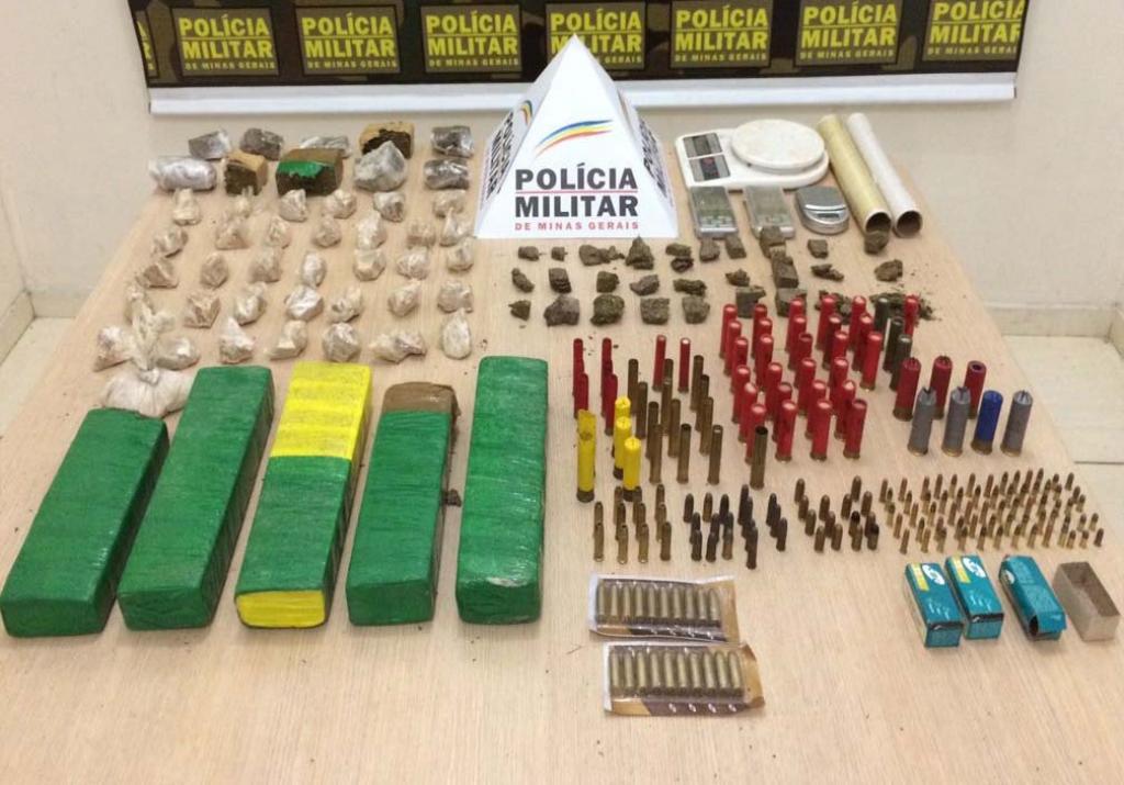 Sete quilos de maconha, mais de 1,5 quilo de crack, 300 gramas de cocaína e munição de diversos calibres apreendidos em uma casa abandonada