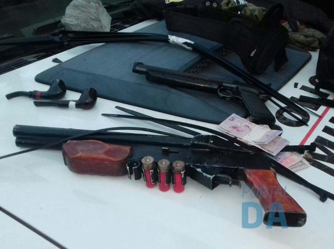 Com os acusados de envolvimento no assalto e troca de tiros a PM apreendeu essas armas 