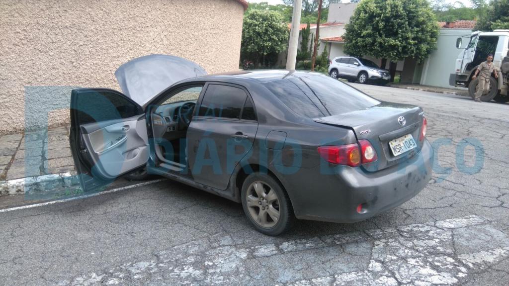 Este carro, que estava com placas frias do Espírito Santo,  foi tomado de assalto no mês passado, em Timóteo