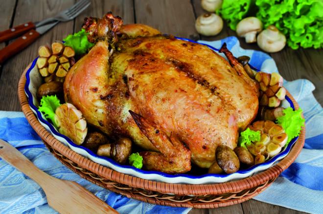 O Frango Assado Inteiro Recheado com Farofa é um prato popularizado, mas continua sendo a estrela da mesa