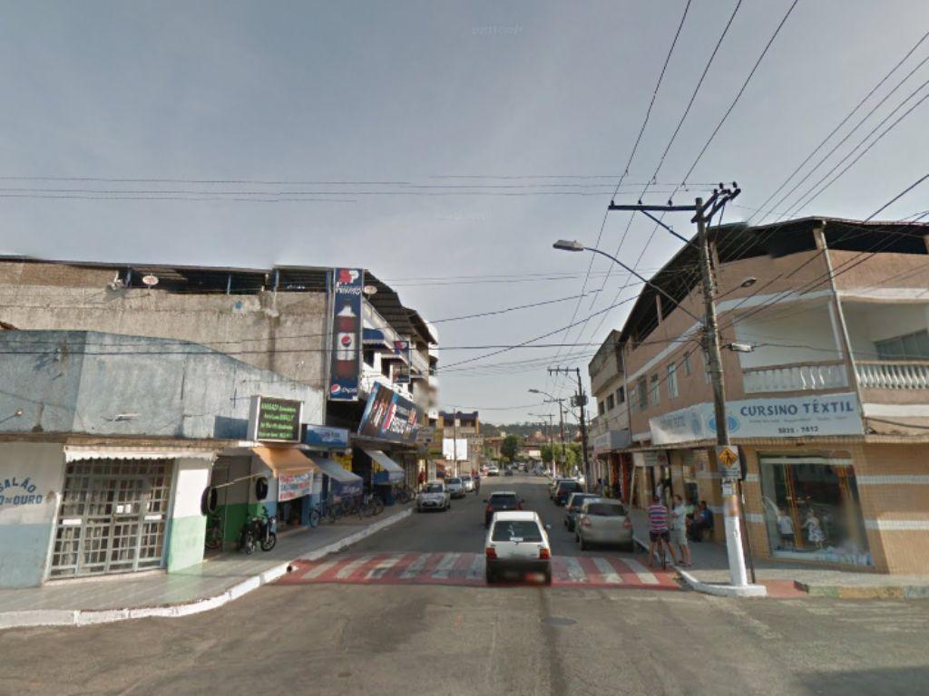 O assaltante foi visto passando por este local, antes de render as vítimas na avenida Brasília, no Amaro Lanari