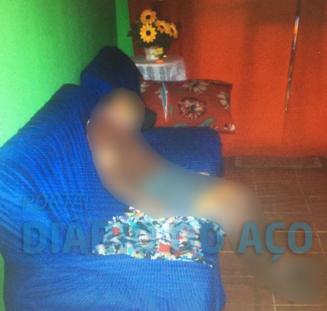 vítima levou tiro no peito, sentado no sofá da sala