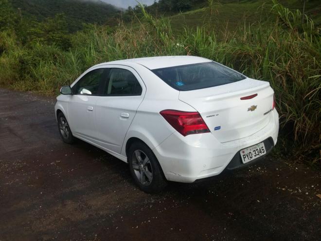 O carro foi abandonado, pelos ladrões, na região conhecida como Piçarrão, em Nova Era