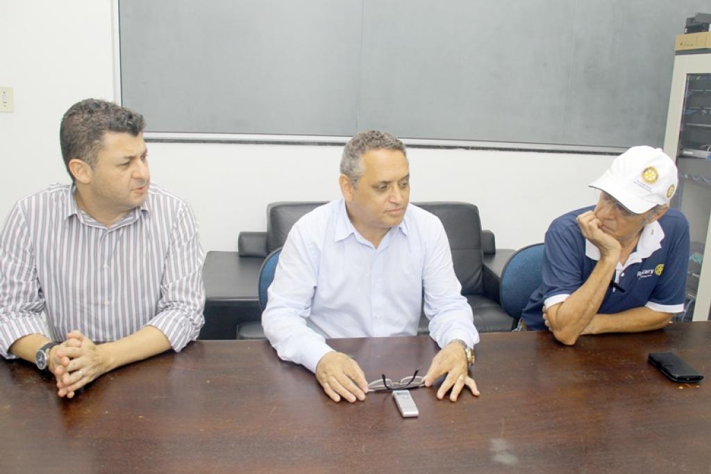 Onésimo Ramos, Amaury Gonçalves e Francisco Rodrigues explicam as ações realizadas pelo Rotary Clube durante entrevista