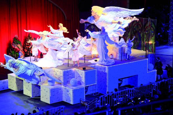 Auxiliada pelo Senhor do Tempo, uma menina resgata o Natal vivido por seus pais quando crianças