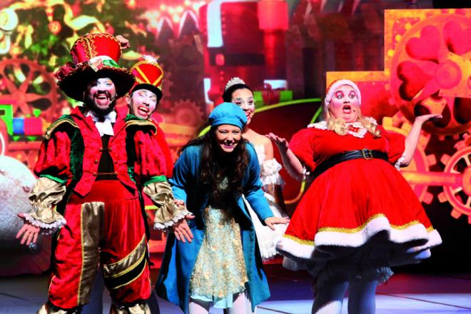 O Natal Pelo Mundo” é um show de cores e música no qual o cenário muda de ambiente, num piscar de olhos