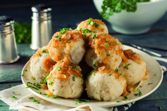 Kartoffel Knöedell é um bolinho de batata muito versátil que serve como acompanhamento de vários pratos