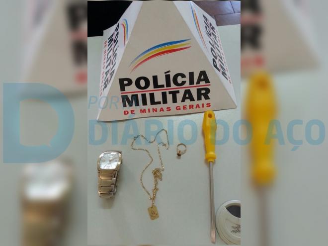 Estes objetos foram apreendidos pelos policiais militares, em poder da dupla presa em flagrante