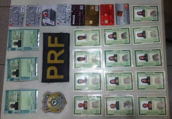 Vários documentos falsificados foram apreendidos no interior do carro que bateu em ônibus da Viação Presidente 