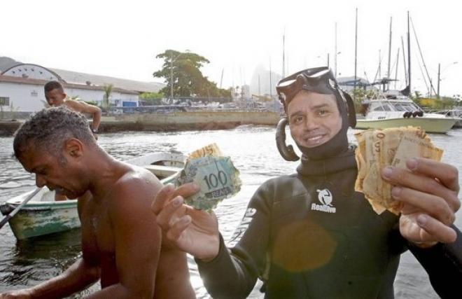 Pescadores comemoram as cédulas descobertas na região da Urca, no RJ