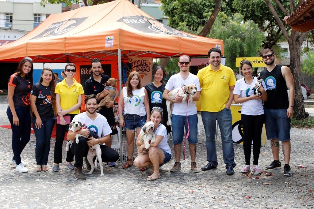 Equipe Petbee e voluntários do MAC durante feira especial de adoção em parceria com a loja Bike Vale em Ipatinga
