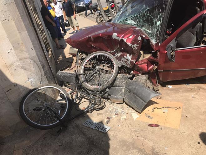 Fiat Tipo foi parar com a traseira sobre o capô de um Ford Versailles, depois de bater em um ciclista
