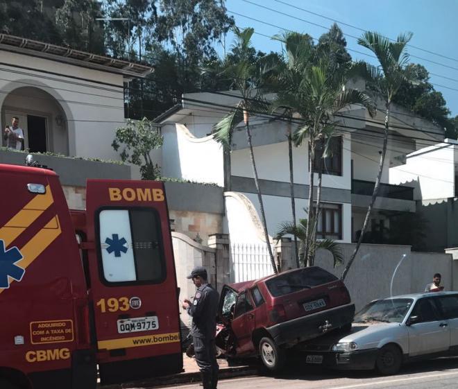 Fiat Tipo foi parar com a traseira sobre o capô de um Ford Versailles, depois de bater em um ciclista