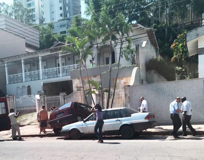 Fiat Tipo foi parar com a traseira sobre o capô de um Ford Versailles, depois de bater em um ciclista