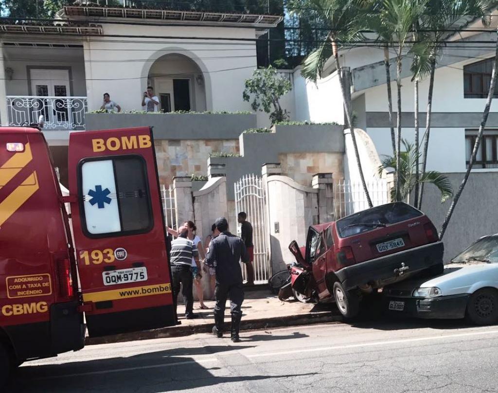 Fiat Tipo foi parar com a traseira sobre o capô de um Ford Versailles, depois de bater em um ciclista