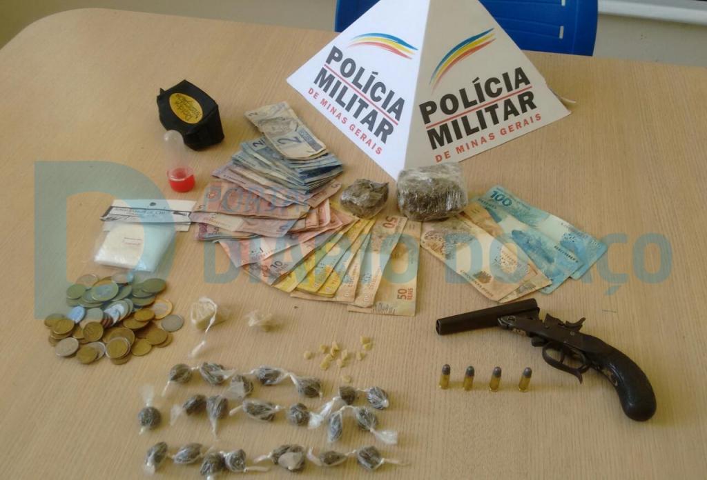 Todo este material, segundo a PM, estava na casa do suspeito ao ser abordado no cerco policial