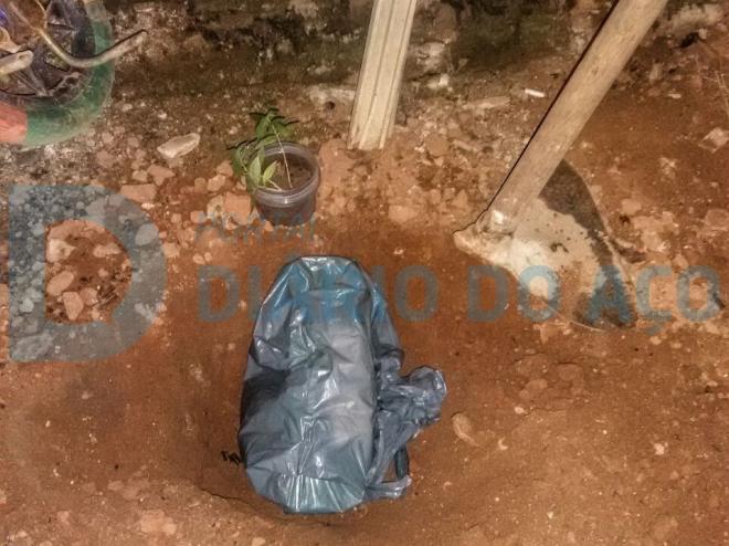 Local onde estavam enterrados os tabletes de maconha, no bairro Canaã