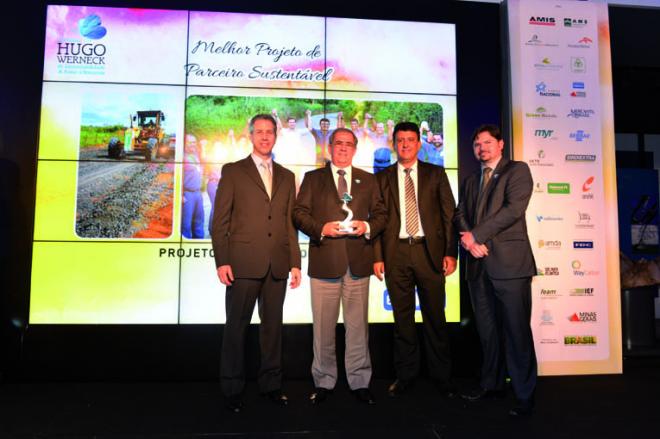 O presidente Rômel Erwin recebe o Prêmio Hugo Werneck