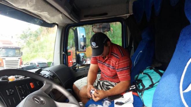 O motorista do caminhão, Carlos Alexandre Macedo, não quis falar sobre o acidente