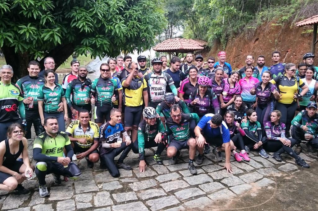 Ciclistas, no restaurante da Cachoeira Bela Vista, em Santana do Paraiso 